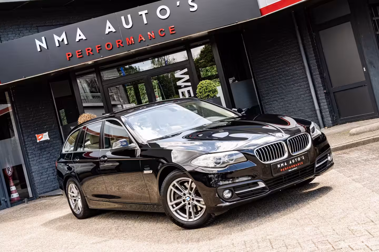 BMW 5-serie Touring 520i Executive CRUISE CONTROL/GOED ONDERHOUDEN/LEDER/STOELVERWARMING/ACHTERUITRIJCAMERA