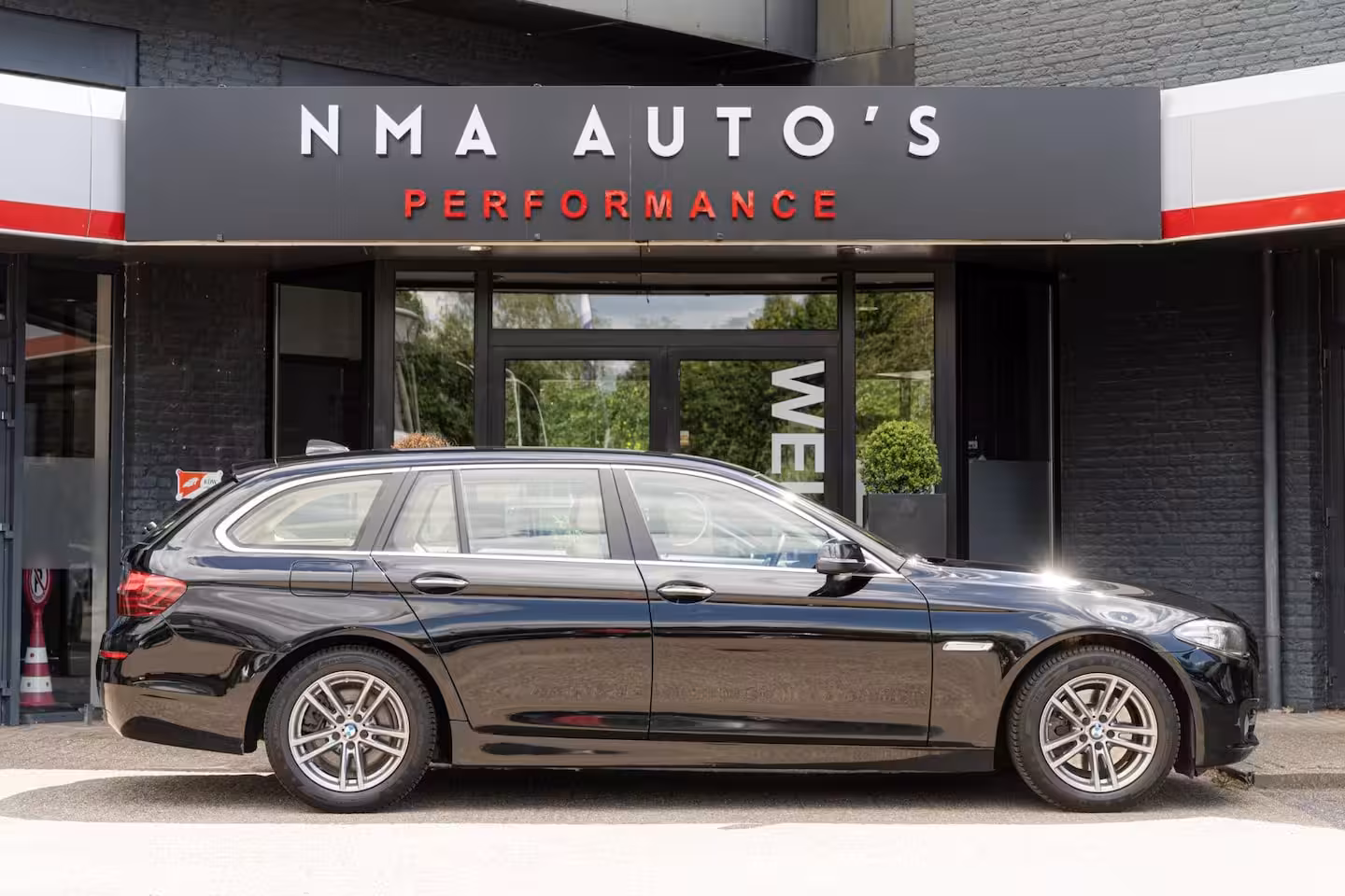 BMW 5-serie Touring 520i Executive CRUISE CONTROL/GOED ONDERHOUDEN/LEDER/STOELVERWARMING/ACHTERUITRIJCAMERA