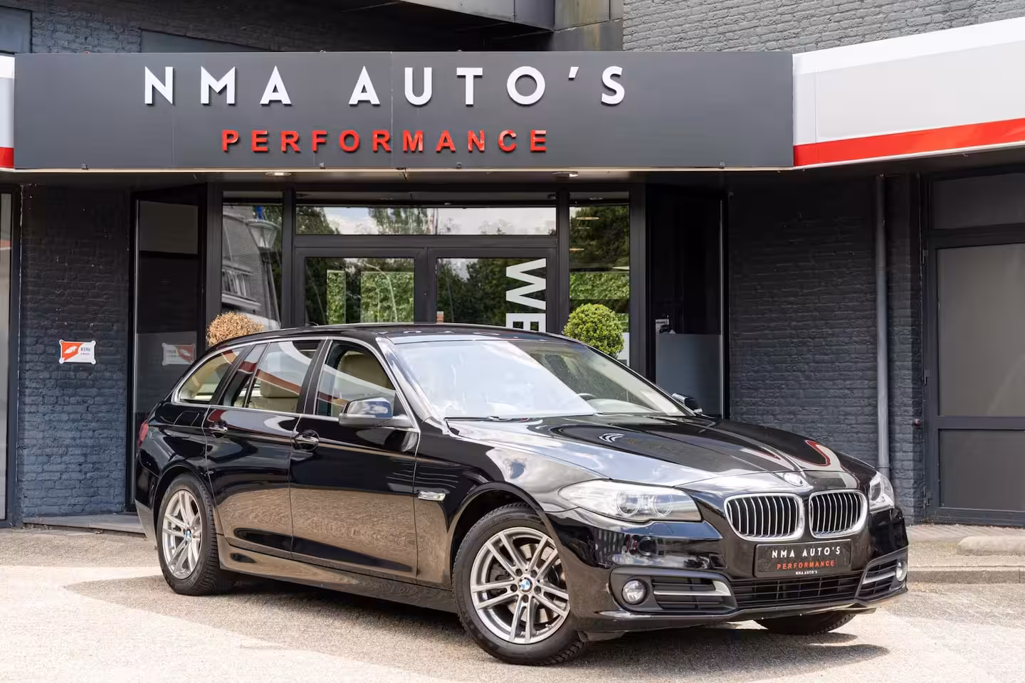 BMW 5-serie Touring 520i Executive CRUISE CONTROL/GOED ONDERHOUDEN/LEDER/STOELVERWARMING/ACHTERUITRIJCAMERA