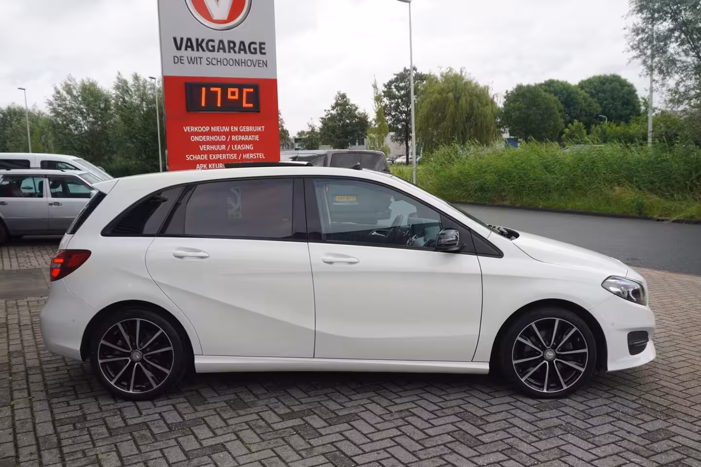 Mercedes-Benz B-klasse 180 Ambition / Incl setje Winterwielen / Pano / Stoelverwarming / Trekhaak
