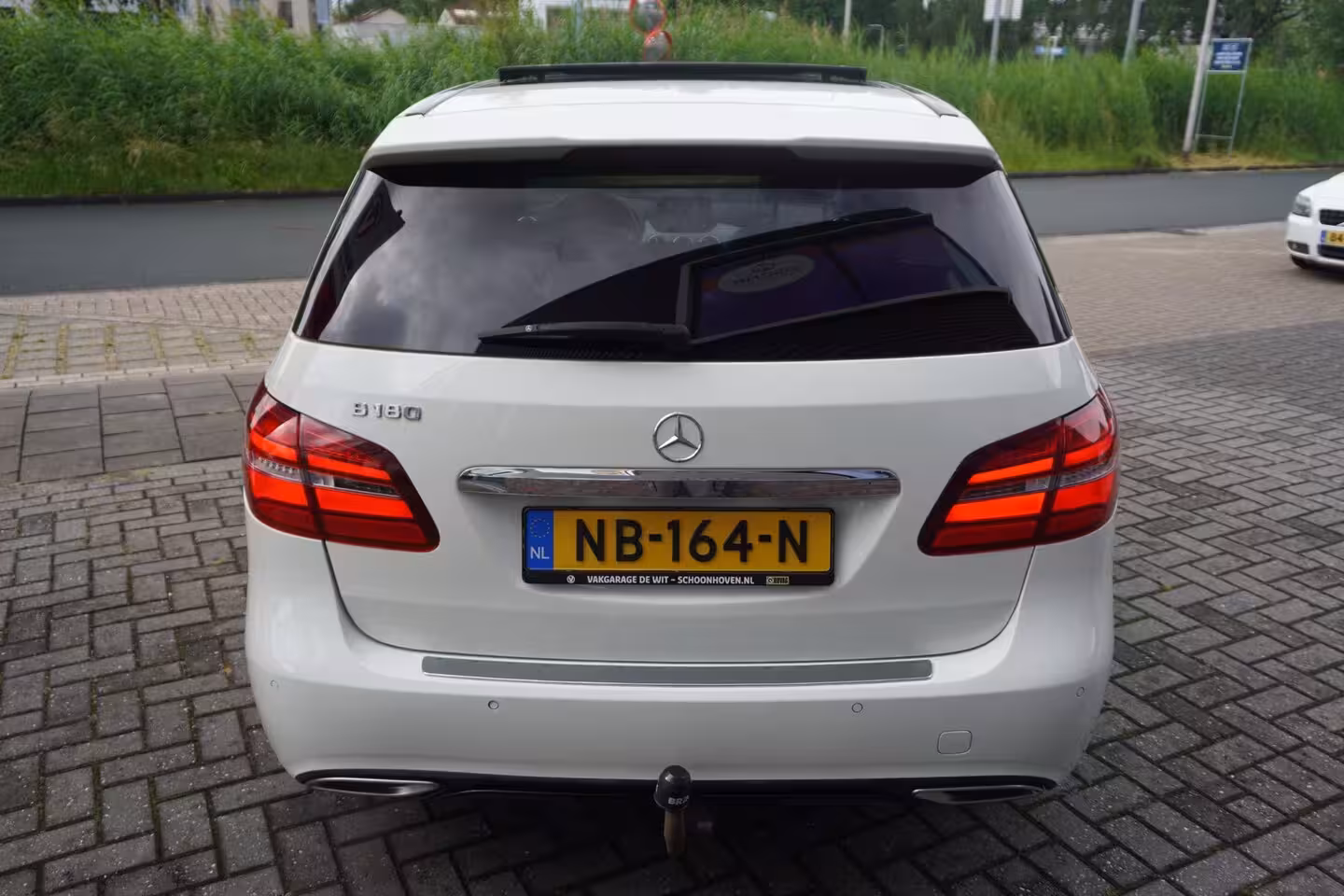 Mercedes-Benz B-klasse 180 Ambition / Incl setje Winterwielen / Pano / Stoelverwarming / Trekhaak
