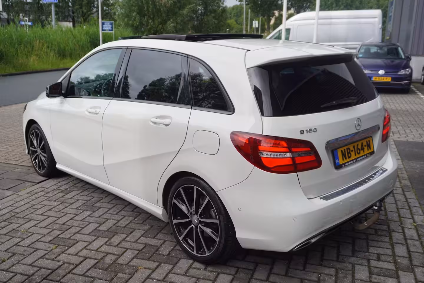 Mercedes-Benz B-klasse 180 Ambition / Incl setje Winterwielen / Pano / Stoelverwarming / Trekhaak