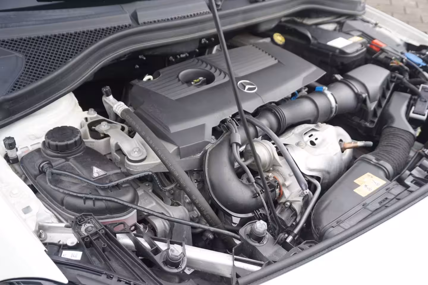Mercedes-Benz B-klasse 180 Ambition / Incl setje Winterwielen / Pano / Stoelverwarming / Trekhaak