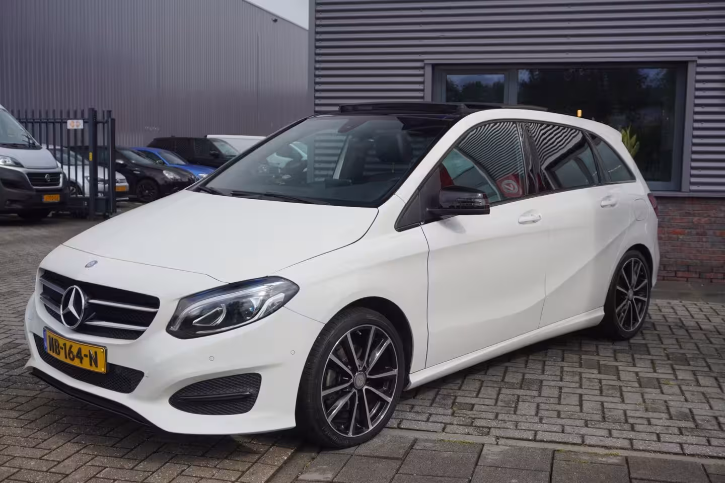 Mercedes-Benz B-klasse 180 Ambition / Incl setje Winterwielen / Pano / Stoelverwarming / Trekhaak