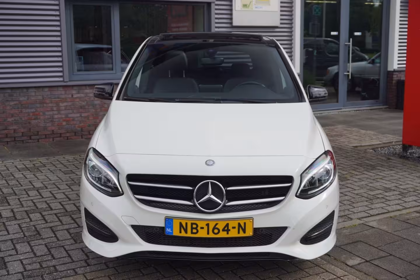Mercedes-Benz B-klasse 180 Ambition / Incl setje Winterwielen / Pano / Stoelverwarming / Trekhaak