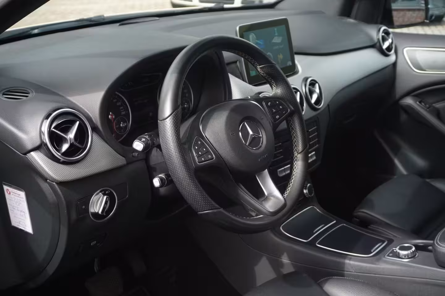 Mercedes-Benz B-klasse 180 Ambition / Incl setje Winterwielen / Pano / Stoelverwarming / Trekhaak