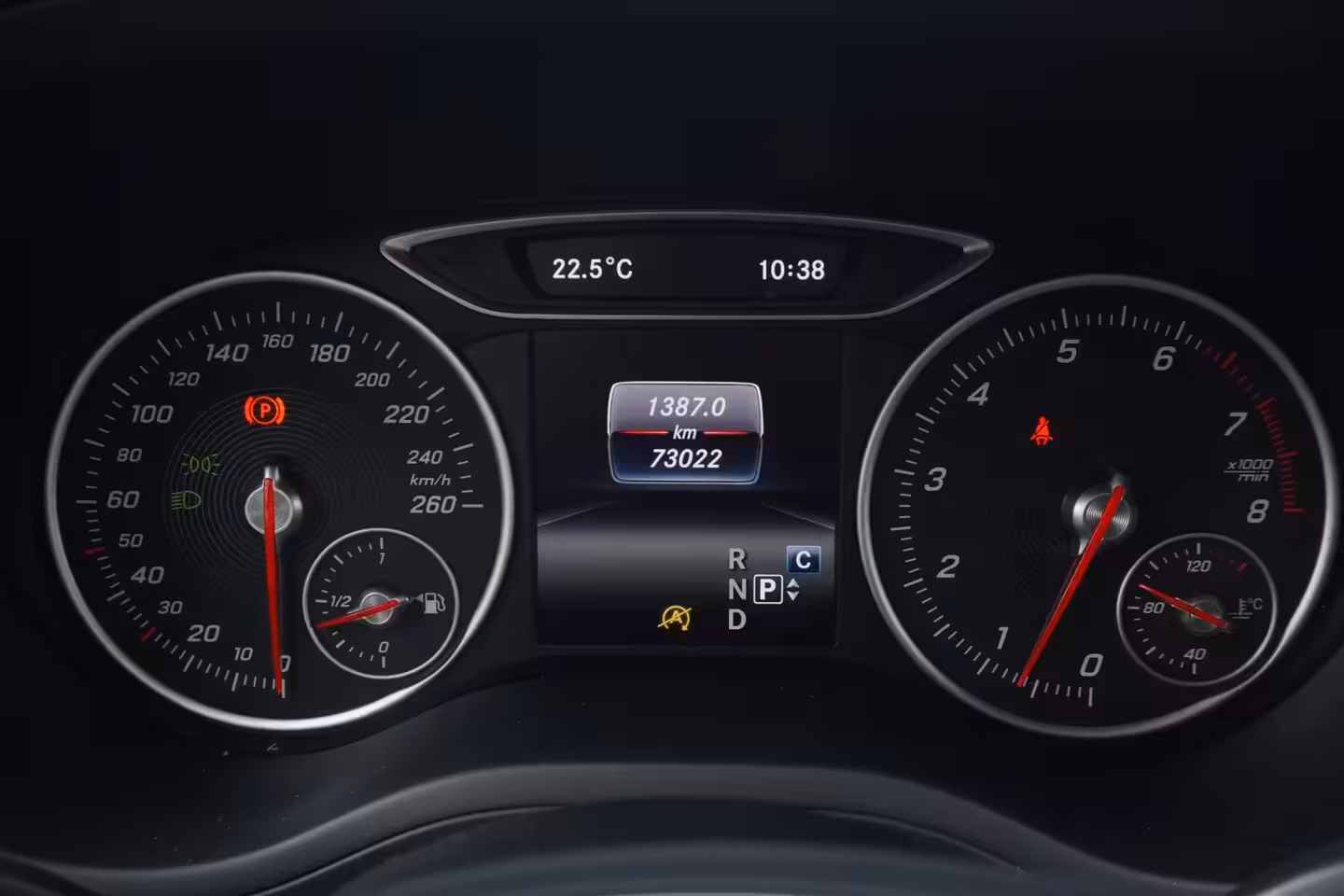 Mercedes-Benz B-klasse 180 Ambition / Incl setje Winterwielen / Pano / Stoelverwarming / Trekhaak