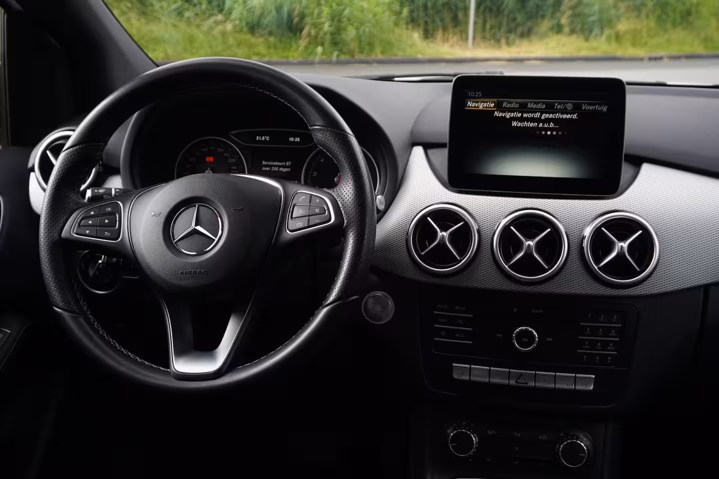 Mercedes-Benz B-klasse 180 Ambition / Incl setje Winterwielen / Pano / Stoelverwarming / Trekhaak