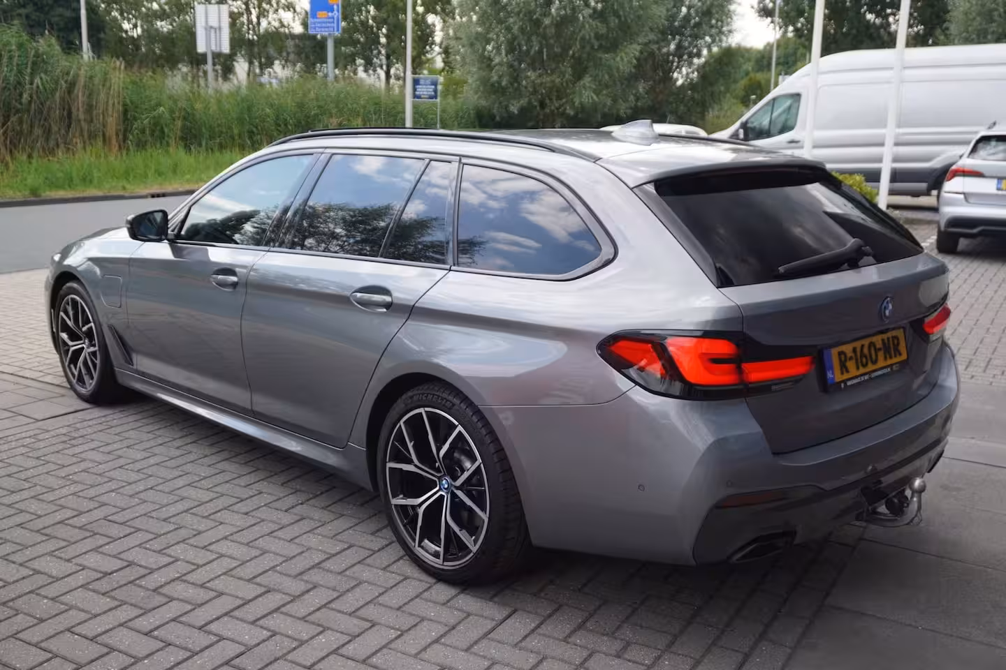 BMW 5-serie Touring 530e Business Edition Plus / M- Sport / Trekhaak / Pano / HUD / Drive assist prof / Harman