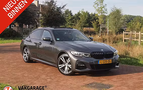 BMW 3-serie 318i Business Edition | M-Pakket | Panoramadak | Trekhaak | Camera | Sfeerverlichting | Sp