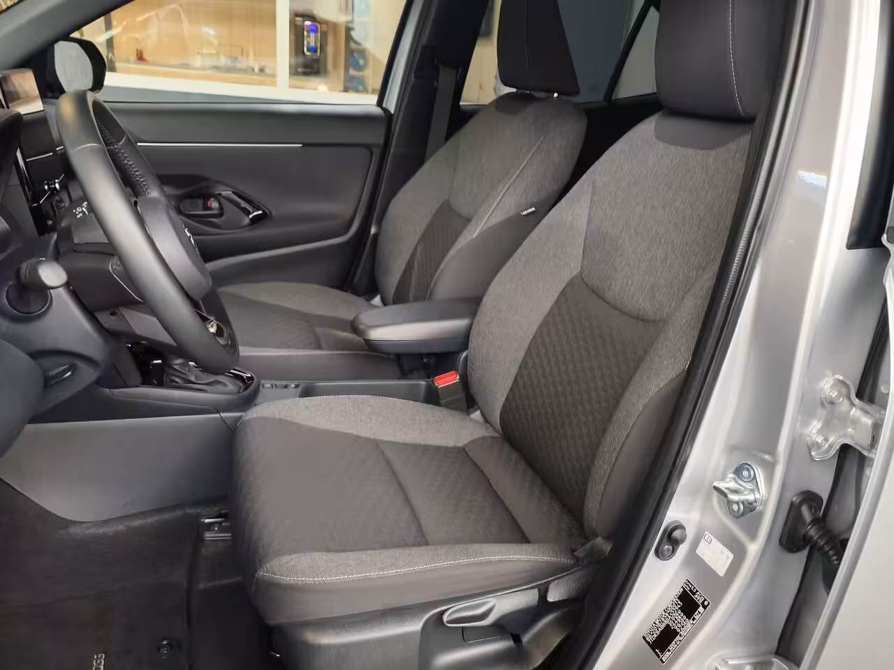 Toyota Yaris Cross 1.5 Hybrid 115 First Edition uit 2025 Rijklaar + Fabrieksgarantie Rijklaar “Sinds 1970 | 5