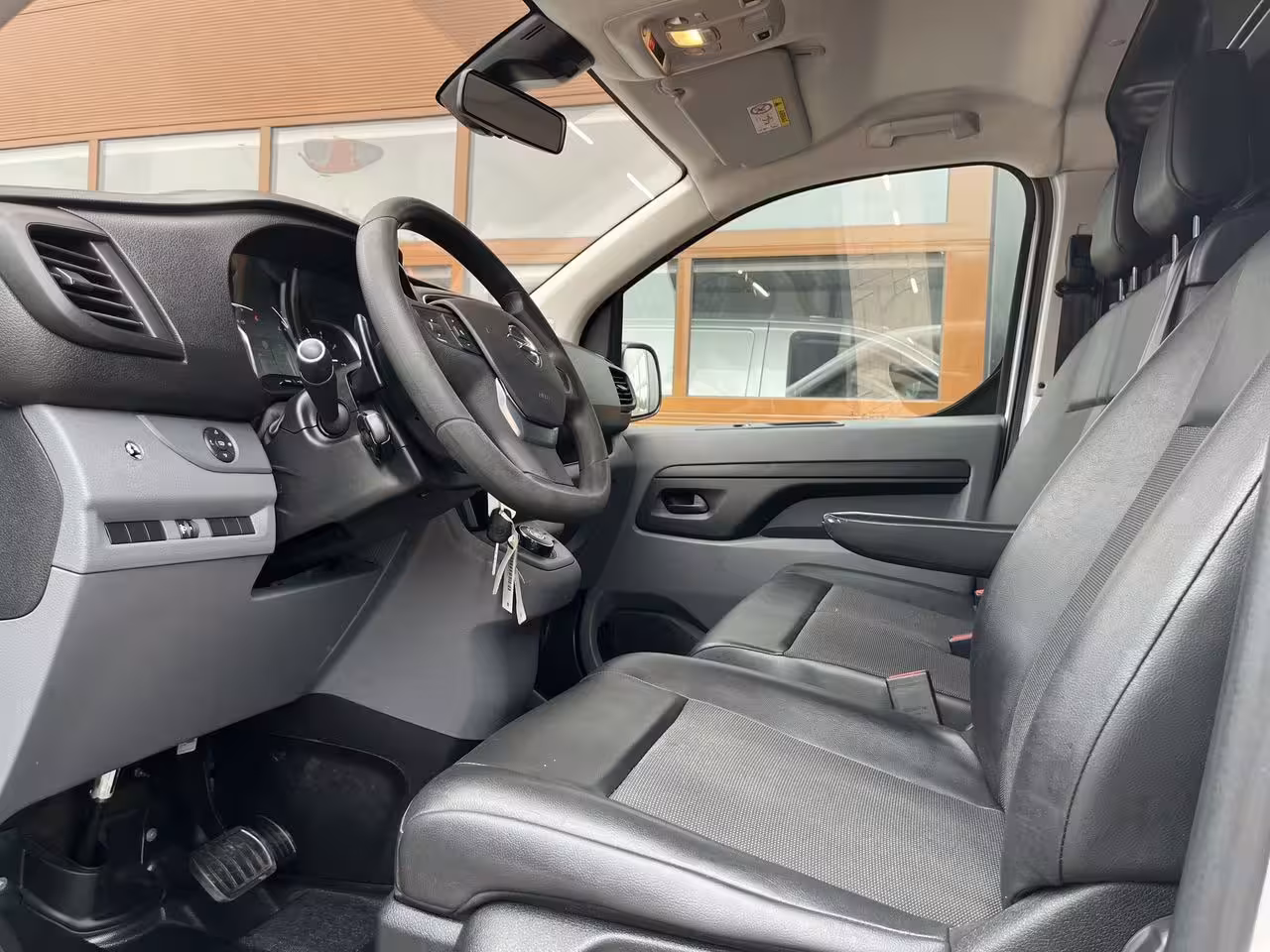 Opel Vivaro 2.0 CDTI 123pk E6 L2 Edition Automaat Lease €287p/m, Trekhaak, Airco, PDC, Navi, Carplay,