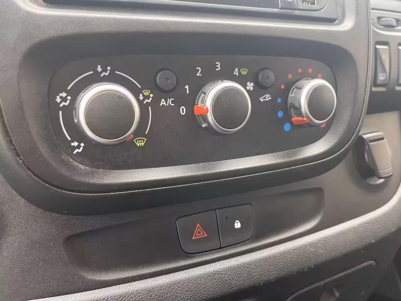 Renault Trafic 2.0 dCi 120pk E6 L2 Comfort Lease €287 p/m, Trekhaak, 2 Schuifdeuren, Airco, PDC, Cruise c