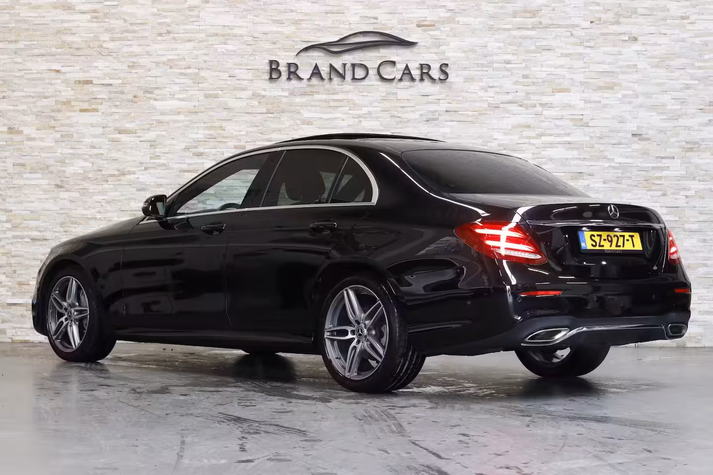 Mercedes-Benz E-klasse 200 AMG | PANO | SFEERVERLICHTING | CAMERA | NAP | NL AUTO |