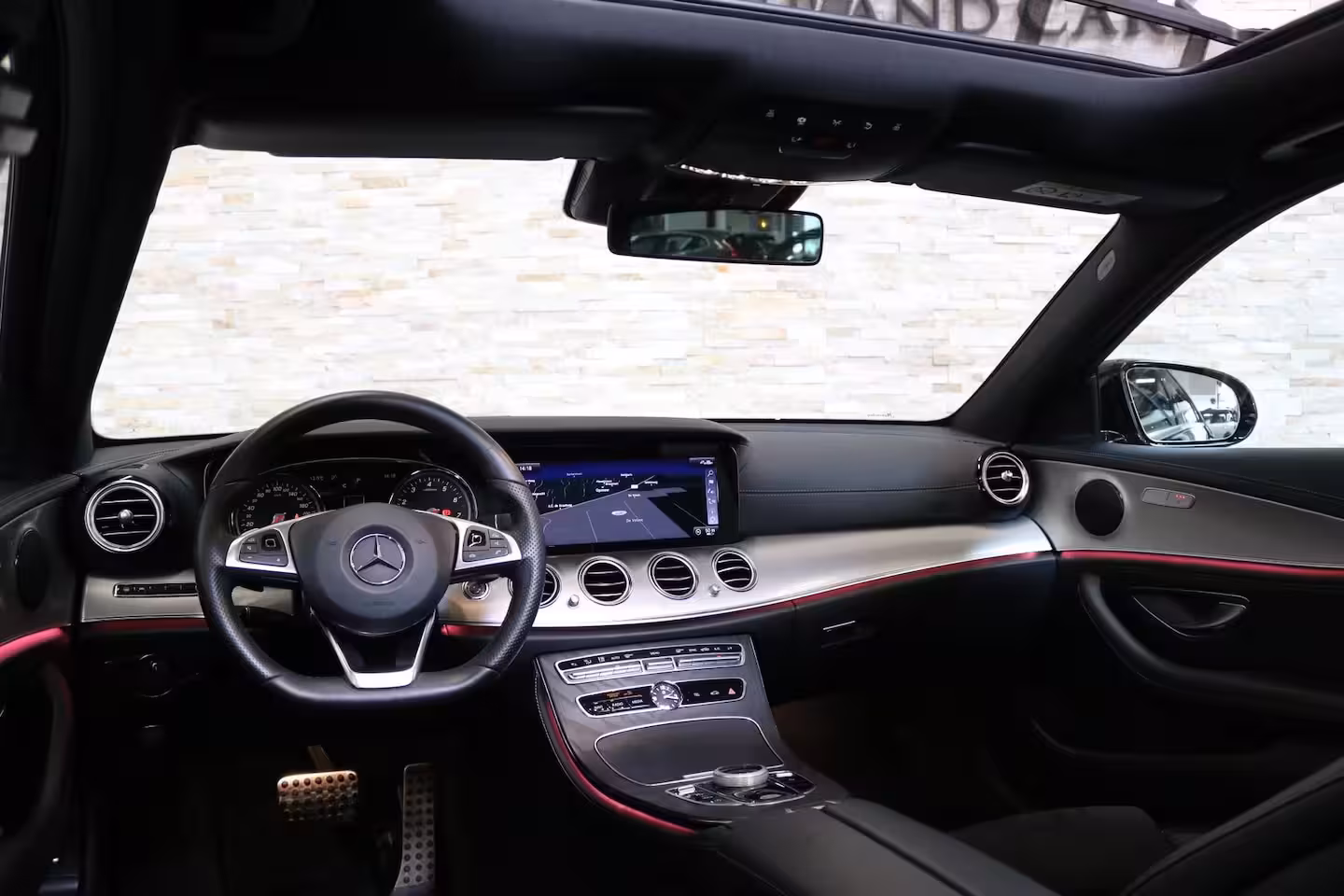 Mercedes-Benz E-klasse 200 AMG | PANO | SFEERVERLICHTING | CAMERA | NAP | NL AUTO |