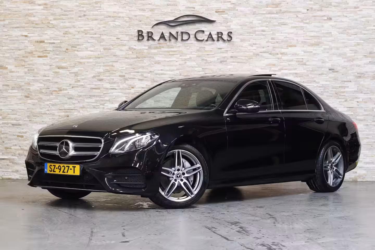 Mercedes-Benz E-klasse 200 AMG | PANO | SFEERVERLICHTING | CAMERA | NAP | NL AUTO |