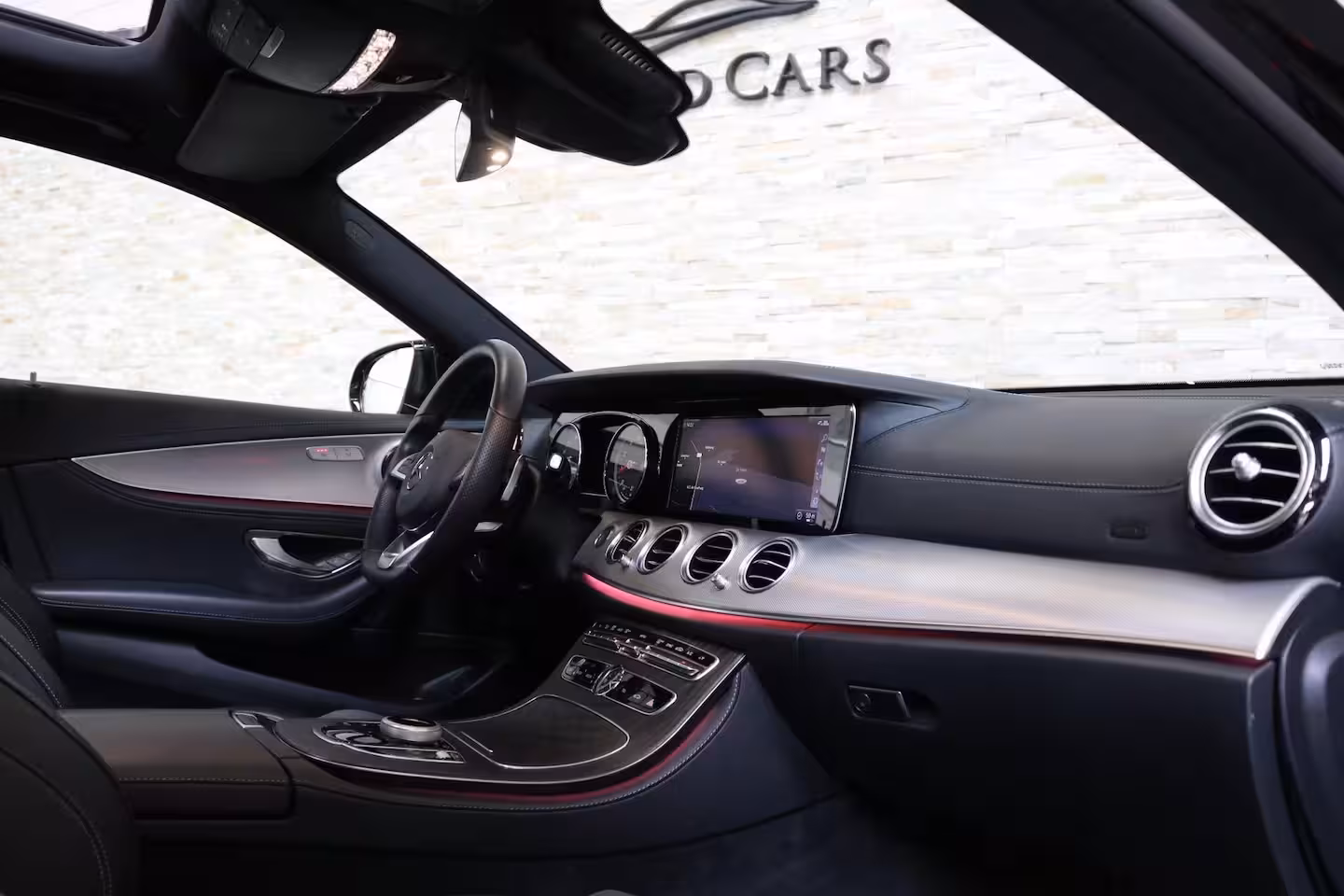 Mercedes-Benz E-klasse 200 AMG | PANO | SFEERVERLICHTING | CAMERA | NAP | NL AUTO |