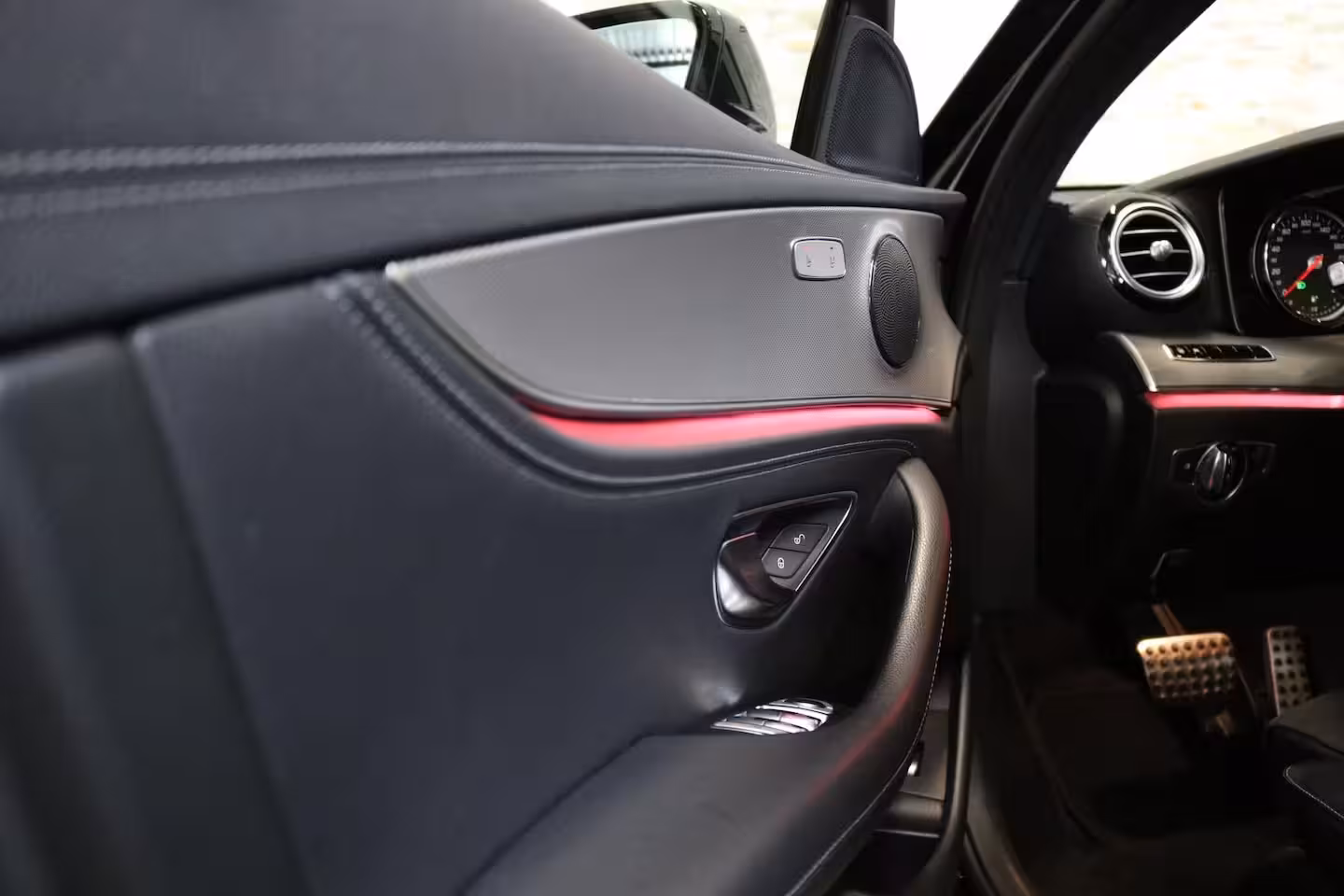Mercedes-Benz E-klasse 200 AMG | PANO | SFEERVERLICHTING | CAMERA | NAP | NL AUTO |