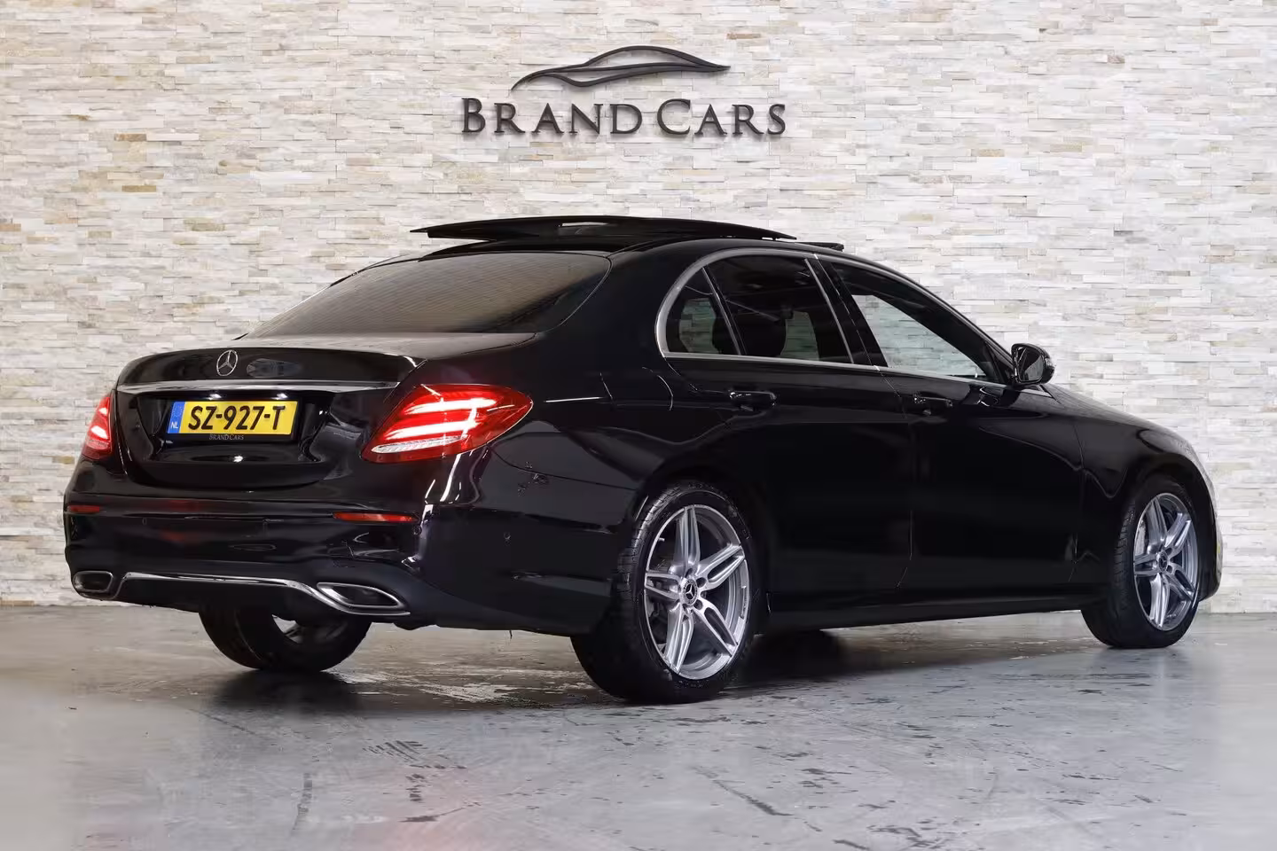 Mercedes-Benz E-klasse 200 AMG | PANO | SFEERVERLICHTING | CAMERA | NAP | NL AUTO |