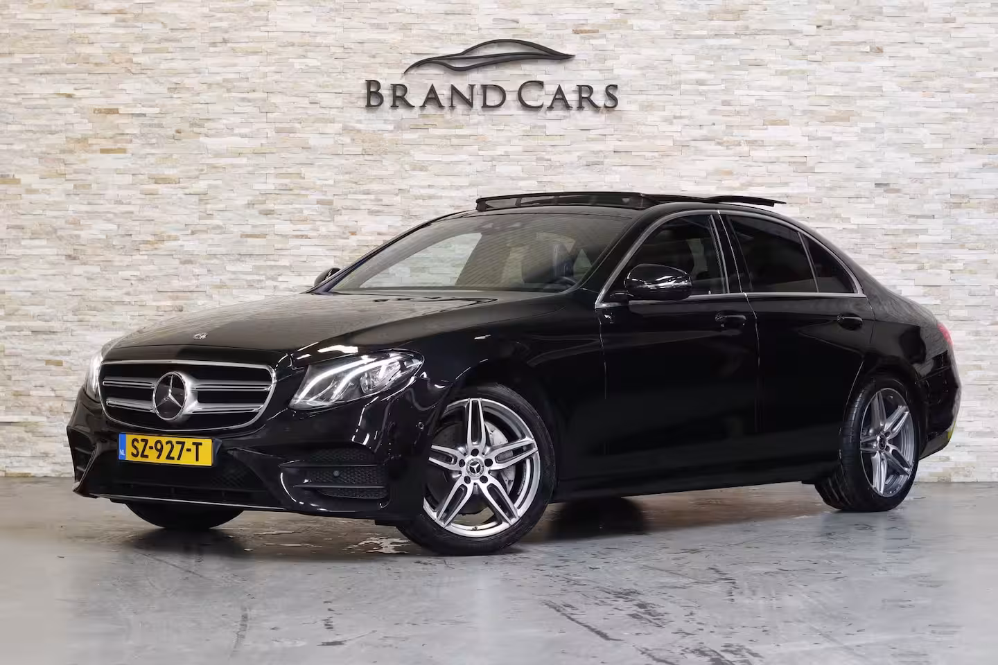 Mercedes-Benz E-klasse 200 AMG | PANO | SFEERVERLICHTING | CAMERA | NAP | NL AUTO |