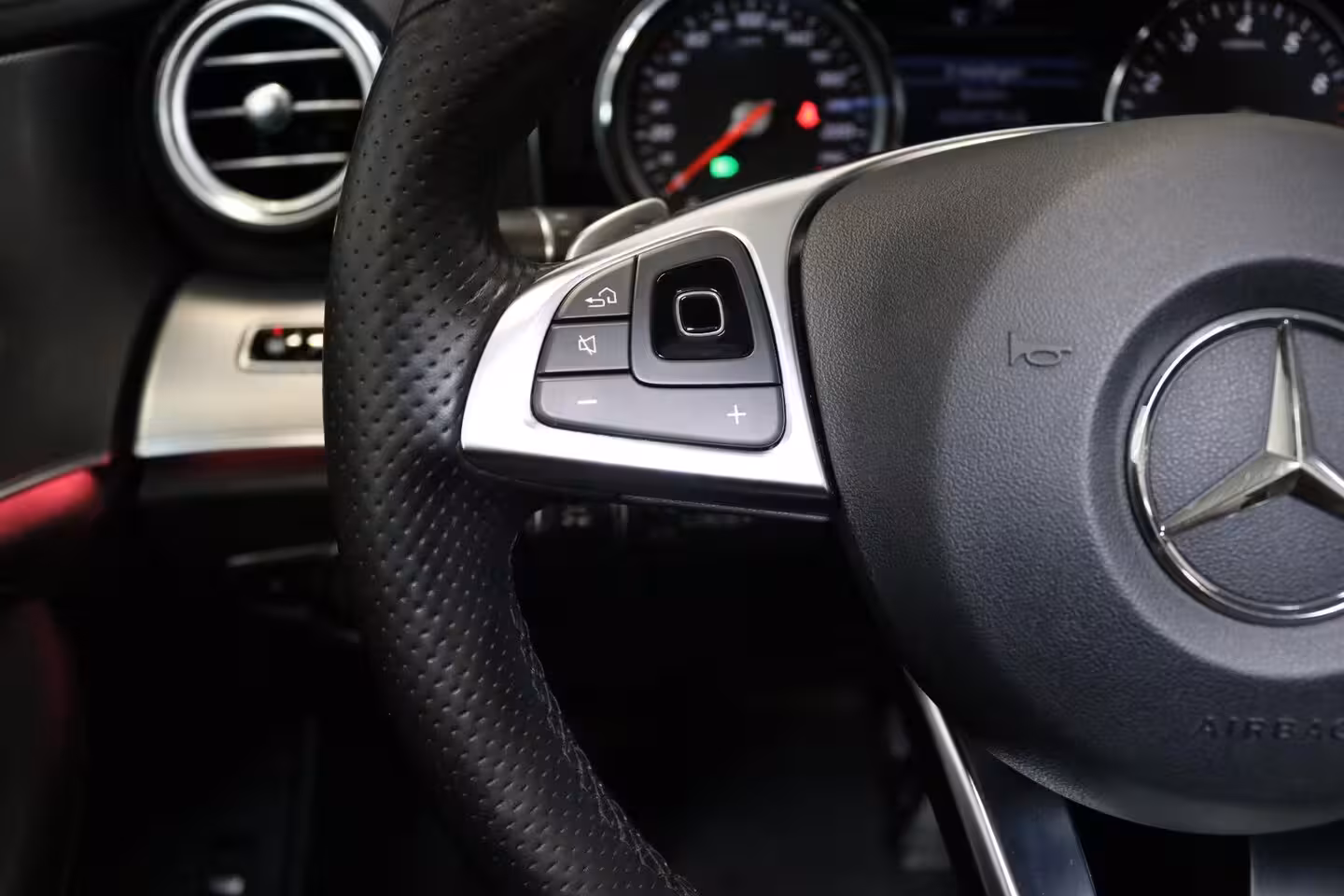 Mercedes-Benz E-klasse 200 AMG | PANO | SFEERVERLICHTING | CAMERA | NAP | NL AUTO |