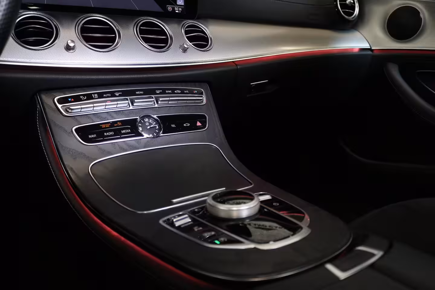 Mercedes-Benz E-klasse 200 AMG | PANO | SFEERVERLICHTING | CAMERA | NAP | NL AUTO |