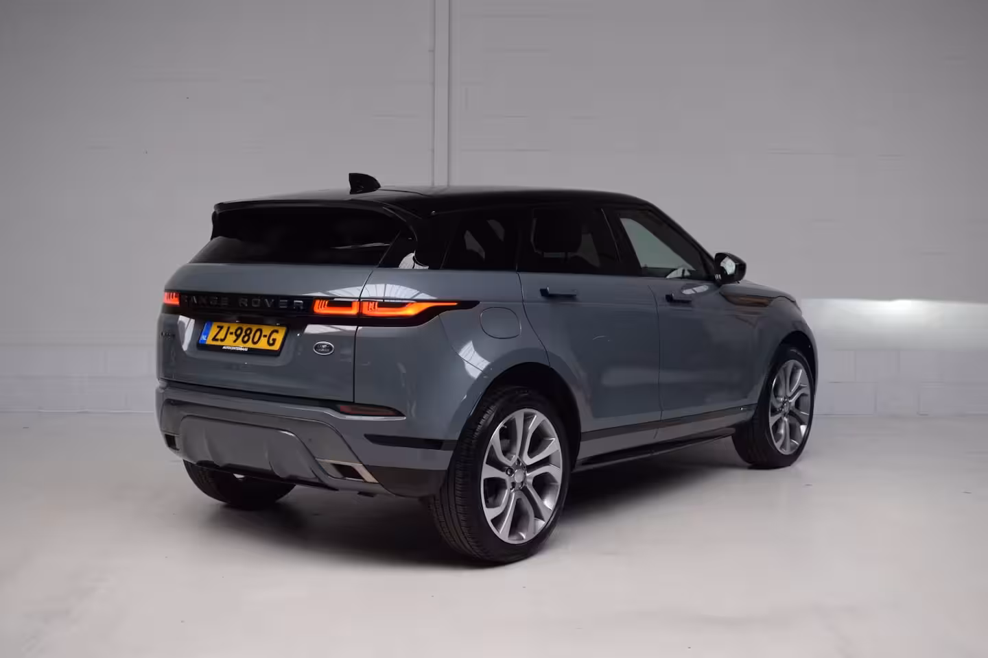 Land Rover Range Rover Evoque 2.0 P250 AWD R-Dynamic First Edition ORG.NED / NAP / LEER / PANORAMADAK / CAMERA / ADAPT.C
