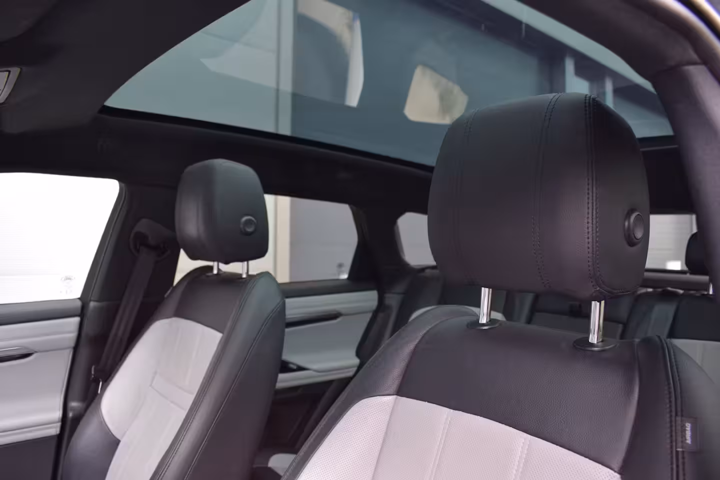 Land Rover Range Rover Evoque 2.0 P250 AWD R-Dynamic First Edition ORG.NED / NAP / LEER / PANORAMADAK / CAMERA / ADAPT.C