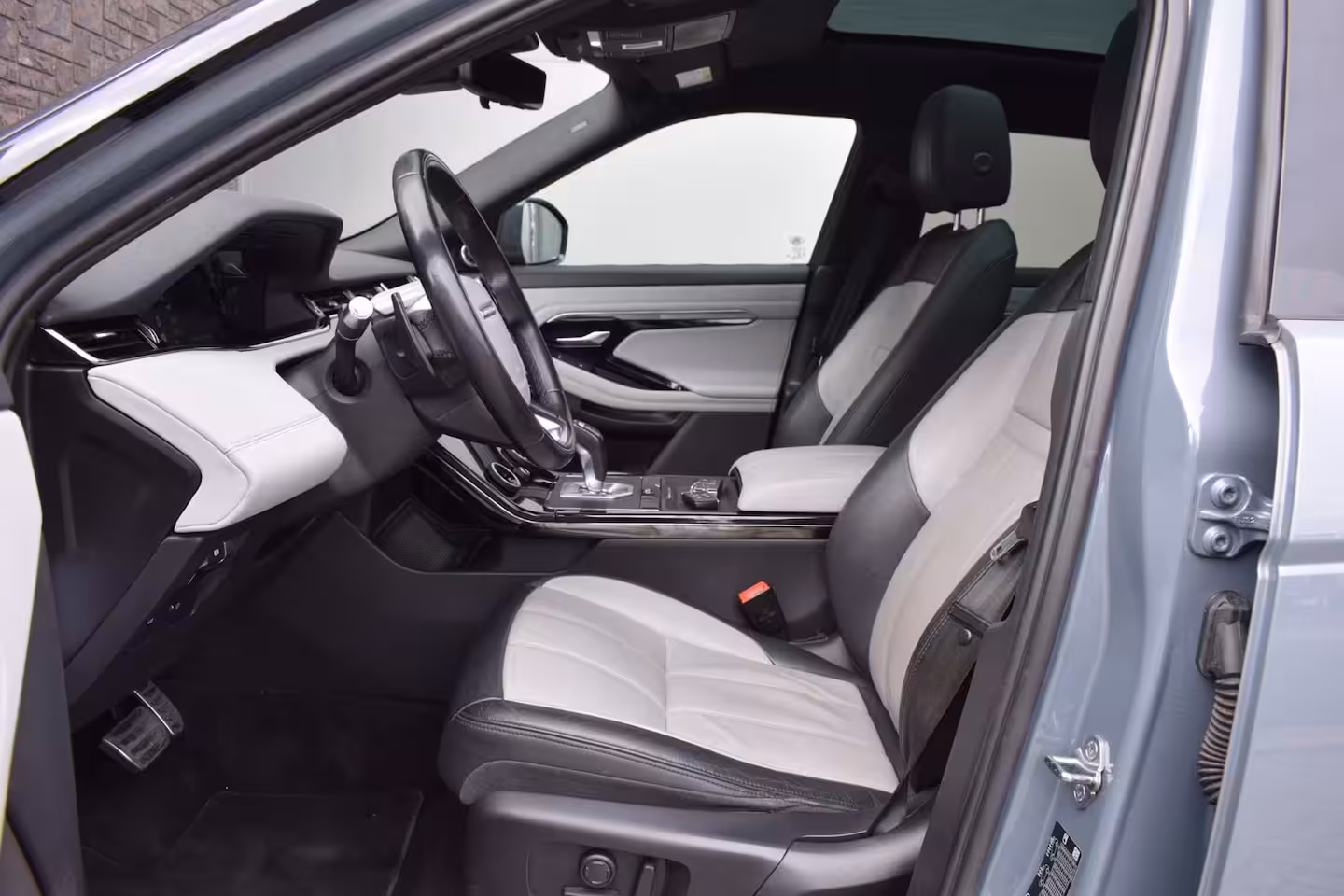 Land Rover Range Rover Evoque 2.0 P250 AWD R-Dynamic First Edition ORG.NED / NAP / LEER / PANORAMADAK / CAMERA / ADAPT.C