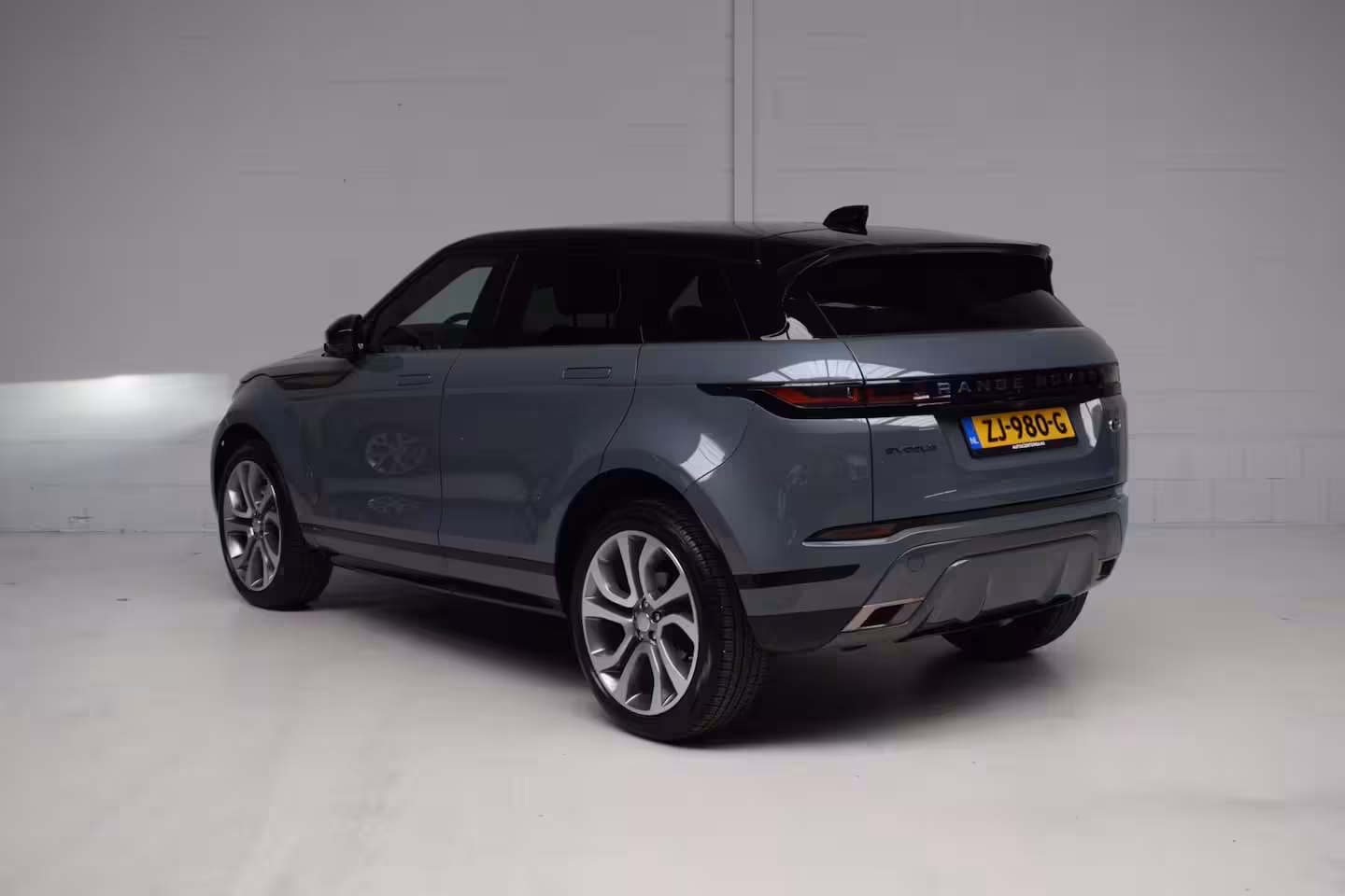 Land Rover Range Rover Evoque 2.0 P250 AWD R-Dynamic First Edition ORG.NED / NAP / LEER / PANORAMADAK / CAMERA / ADAPT.C