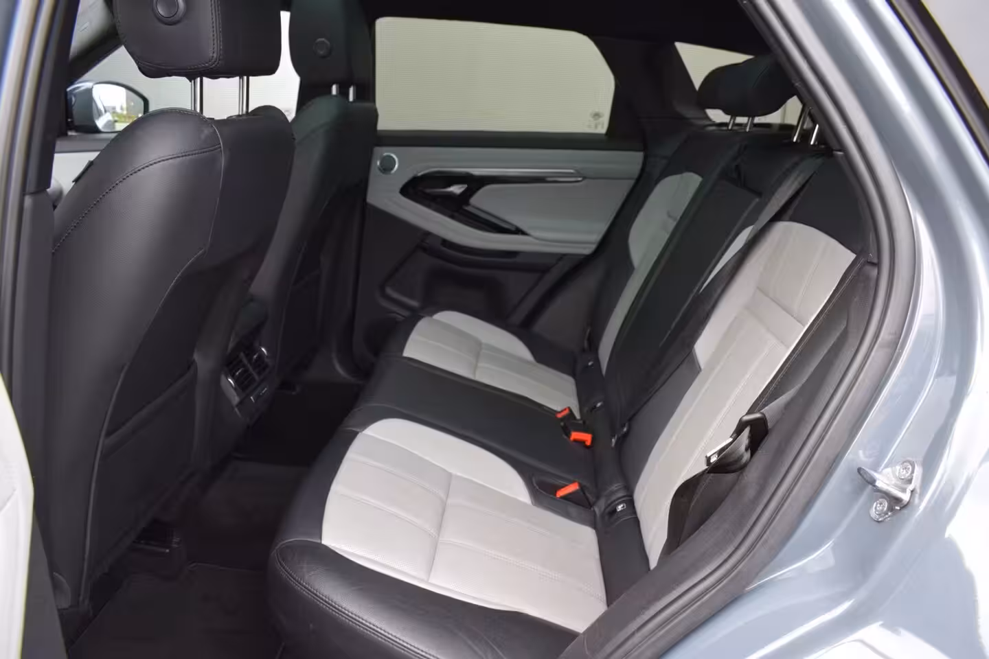 Land Rover Range Rover Evoque 2.0 P250 AWD R-Dynamic First Edition ORG.NED / NAP / LEER / PANORAMADAK / CAMERA / ADAPT.C