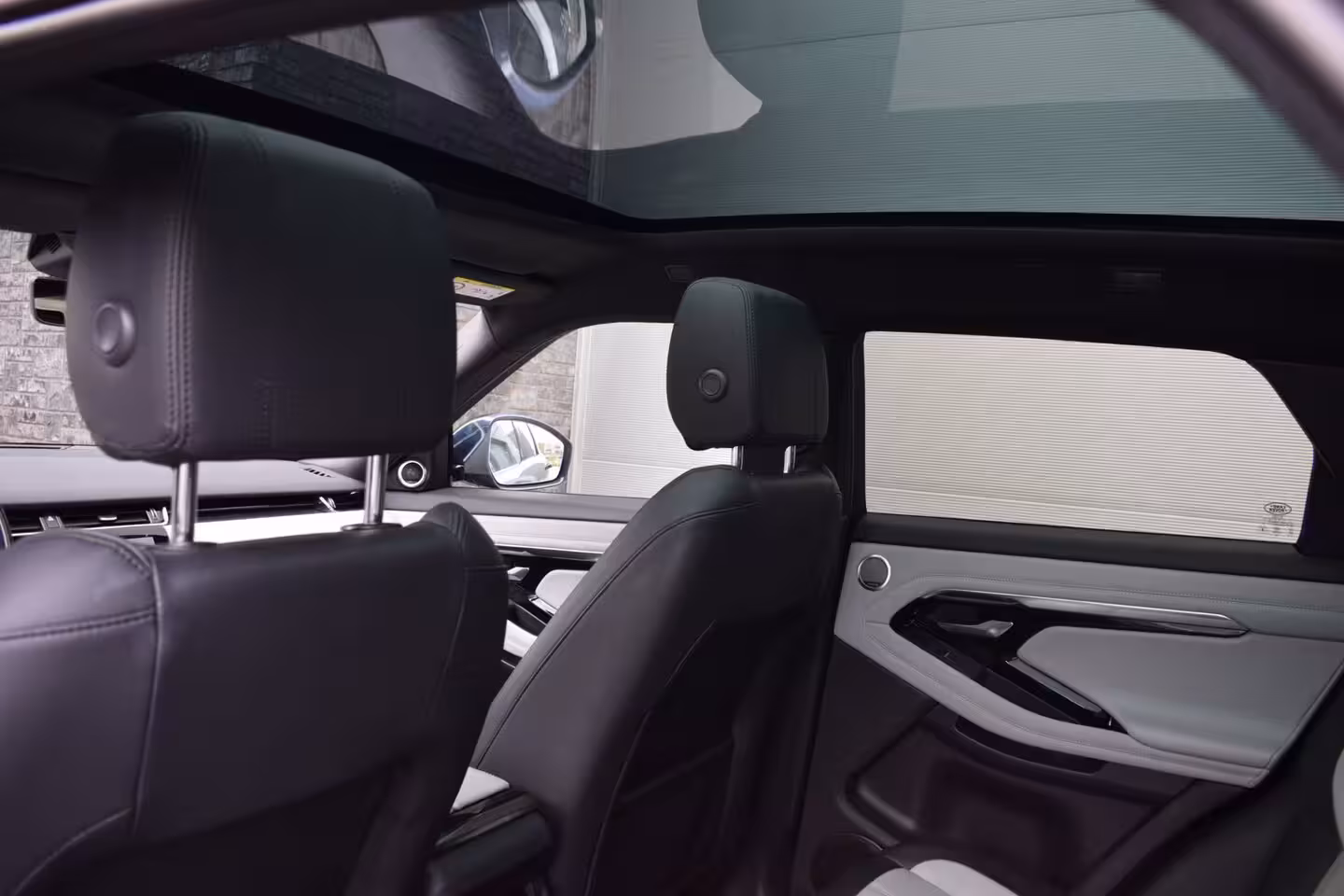 Land Rover Range Rover Evoque 2.0 P250 AWD R-Dynamic First Edition ORG.NED / NAP / LEER / PANORAMADAK / CAMERA / ADAPT.C