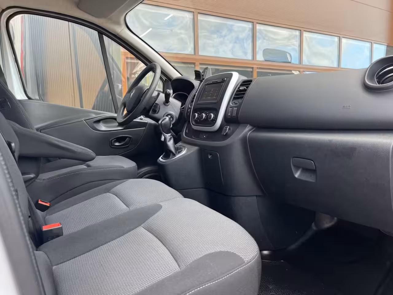 Renault Trafic 2.0 dCi 145pk E6 Automaat Comfort 3p Lease €287 p/m, Airco, Navi Carplay, PDC, Led, Trekha