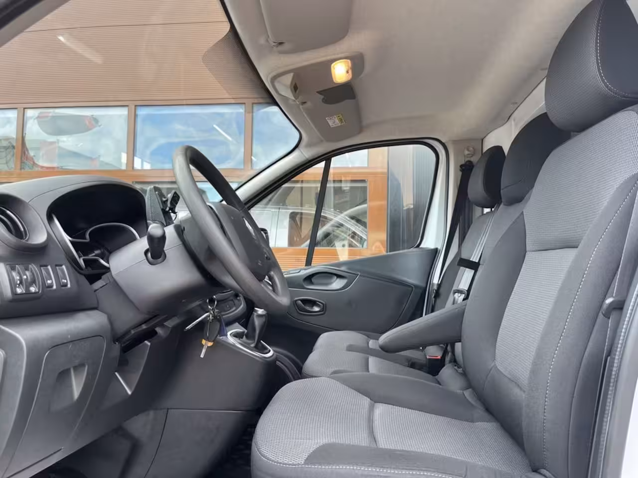 Renault Trafic 2.0 dCi 145pk E6 Automaat Comfort 3p Lease €287 p/m, Airco, Navi Carplay, PDC, Led, Trekha
