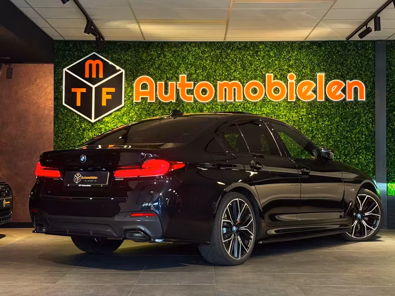 BMW 5-serie 545e xDrive 394 PK M COMPETITON SPORT|360CAM|H/K|ASSISTPROF|SOFTCLOSE