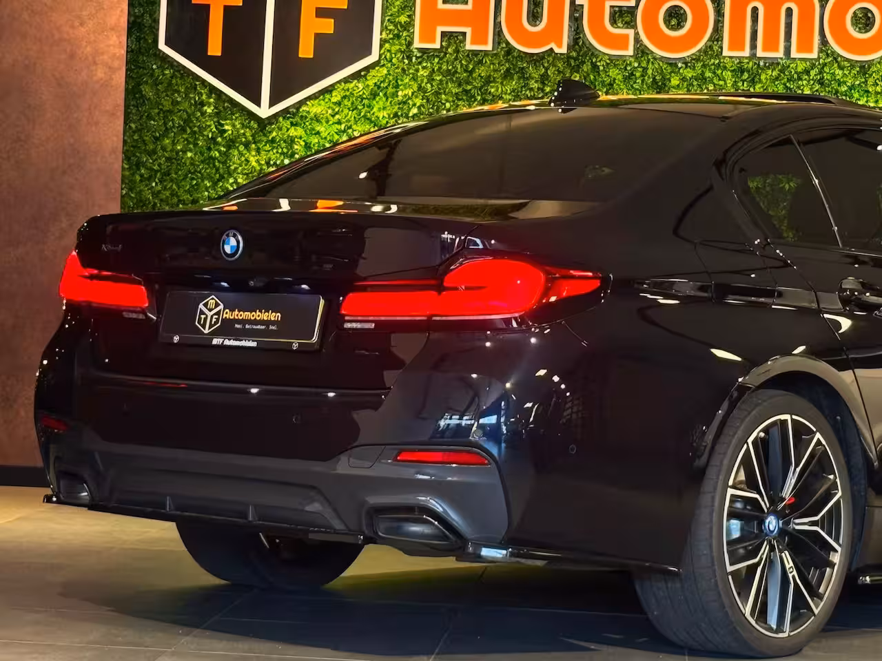 BMW 5-serie 545e xDrive 394 PK M COMPETITON SPORT|360CAM|H/K|ASSISTPROF|SOFTCLOSE