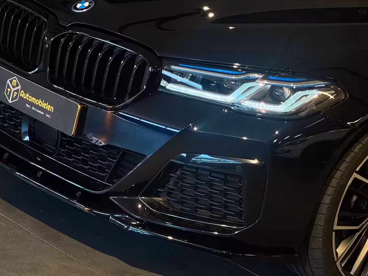 BMW 5-serie 545e xDrive 394 PK M COMPETITON SPORT|360CAM|H/K|ASSISTPROF|SOFTCLOSE