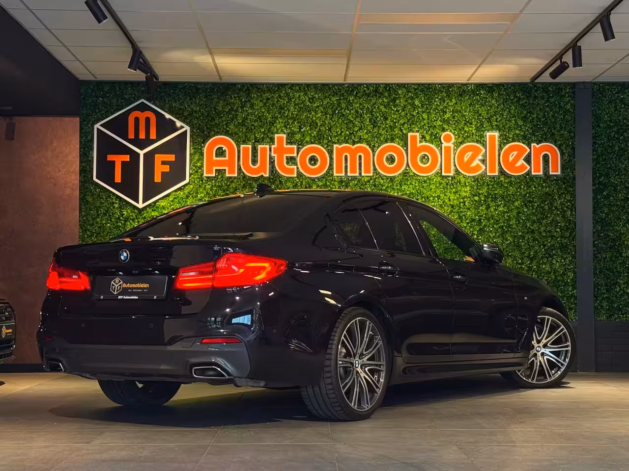 BMW 5-serie 520i High Executive M SPORT |INDIVIDUAL|MEMORY|HUD|Org.NL