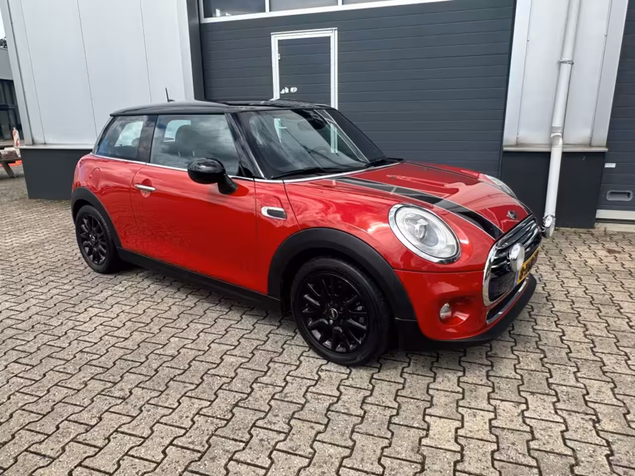 Mini Cooper 1.5 Business bj2014 *JCW *Airco *Led *Cruise *Navi *NL auto