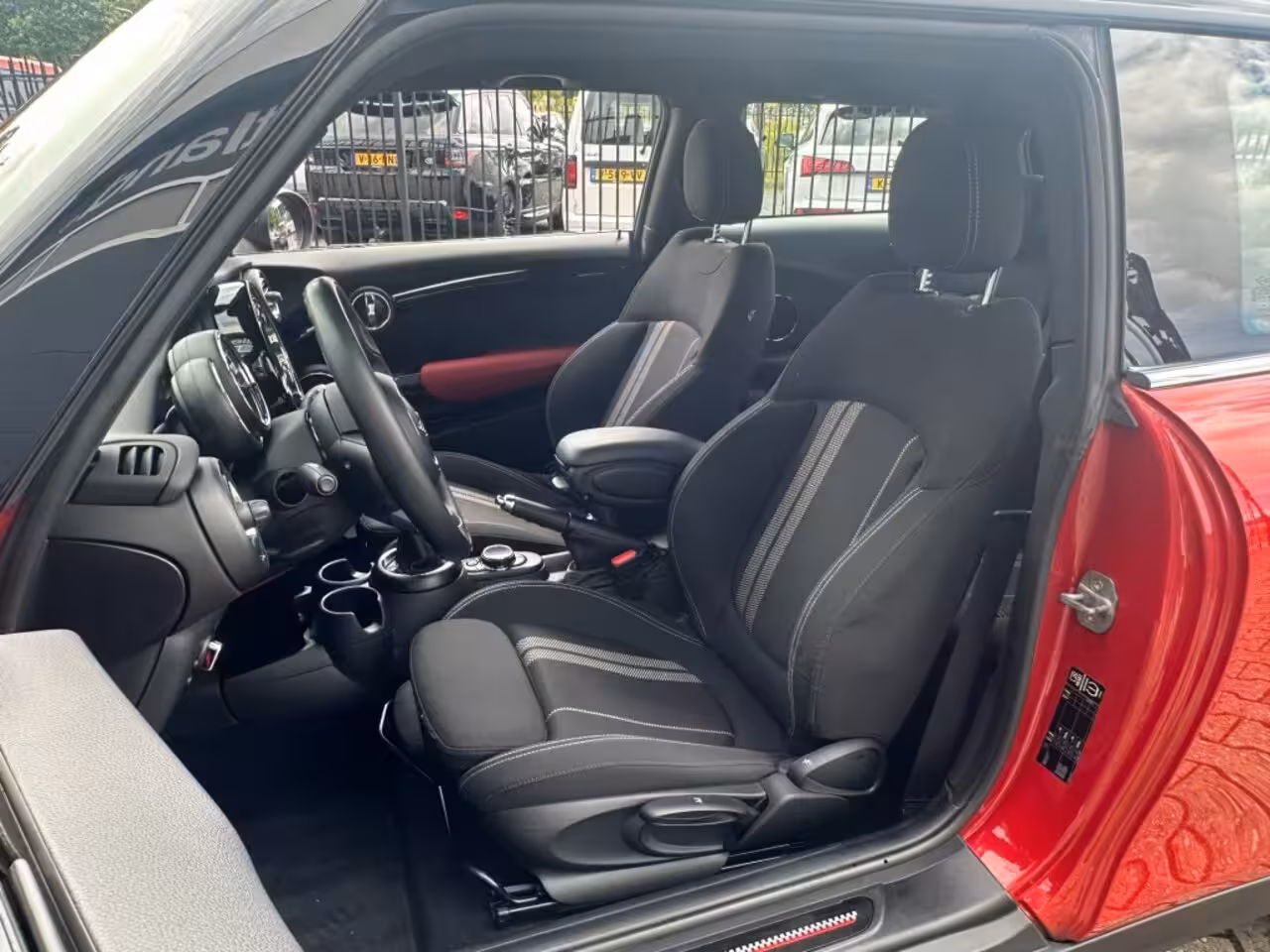Mini Cooper 1.5 Business bj2014 *JCW *Airco *Led *Cruise *Navi *NL auto