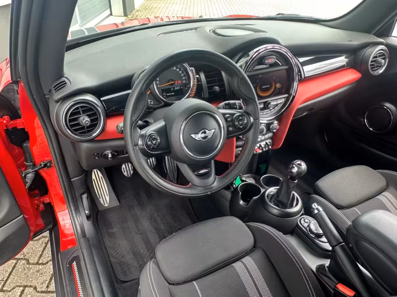 Mini Cooper 1.5 Business bj2014 *JCW *Airco *Led *Cruise *Navi *NL auto