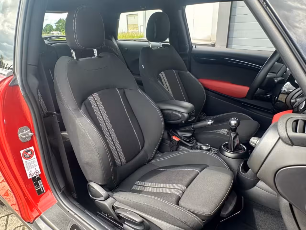 Mini Cooper 1.5 Business bj2014 *JCW *Airco *Led *Cruise *Navi *NL auto