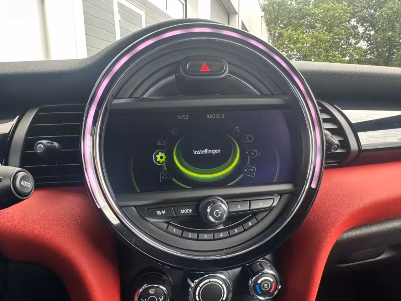 Mini Cooper 1.5 Business bj2014 *JCW *Airco *Led *Cruise *Navi *NL auto