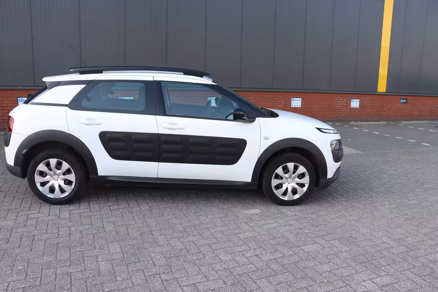 Citroën C4 Cactus 1.2 PureTech Feel CLIMA | NAVI |Dealer onderhouden |Distr nieuw 100000