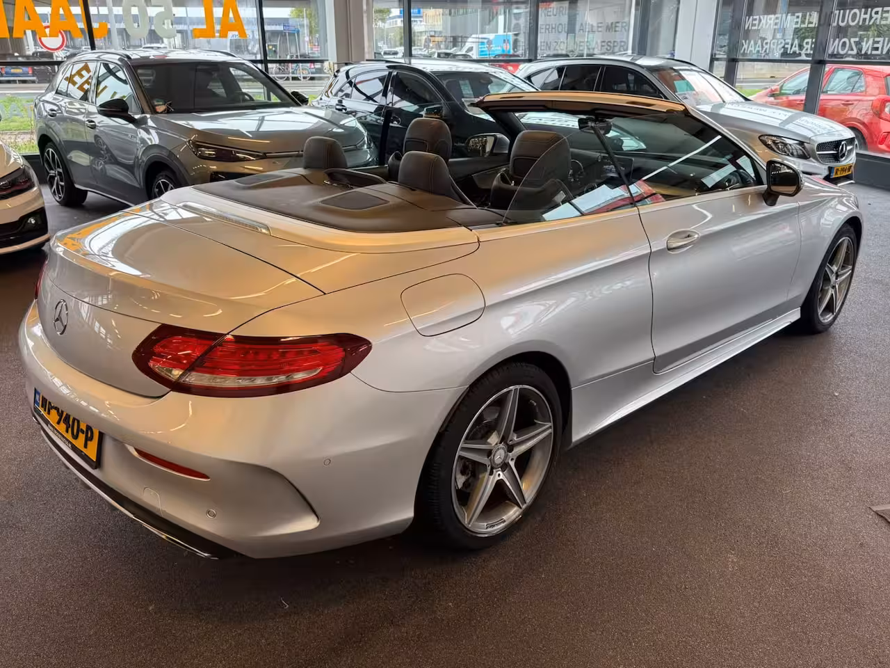 Mercedes-Benz C-klasse Cabrio 180 AMG | Airscarf | Burmester | 360 Camera | Origineel Nederlands | Cruise control | Clim