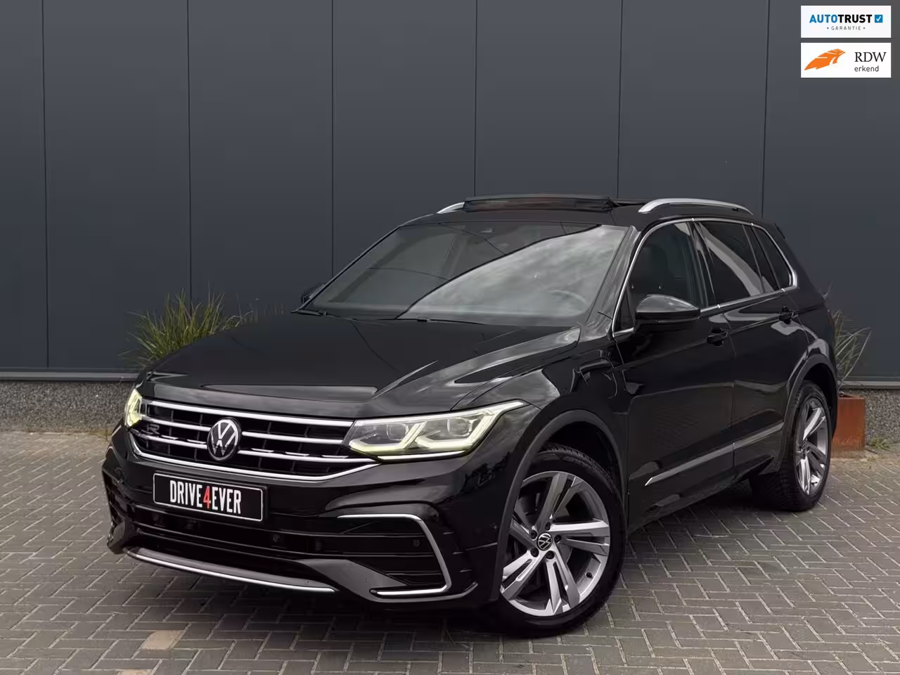 Volkswagen Tiguan 1.4 TSI eHybrid 3x R-Line FULL PANO | NAVI | CARPLAY | CAMERA | SPORTVELGEN | IQ LIGHT