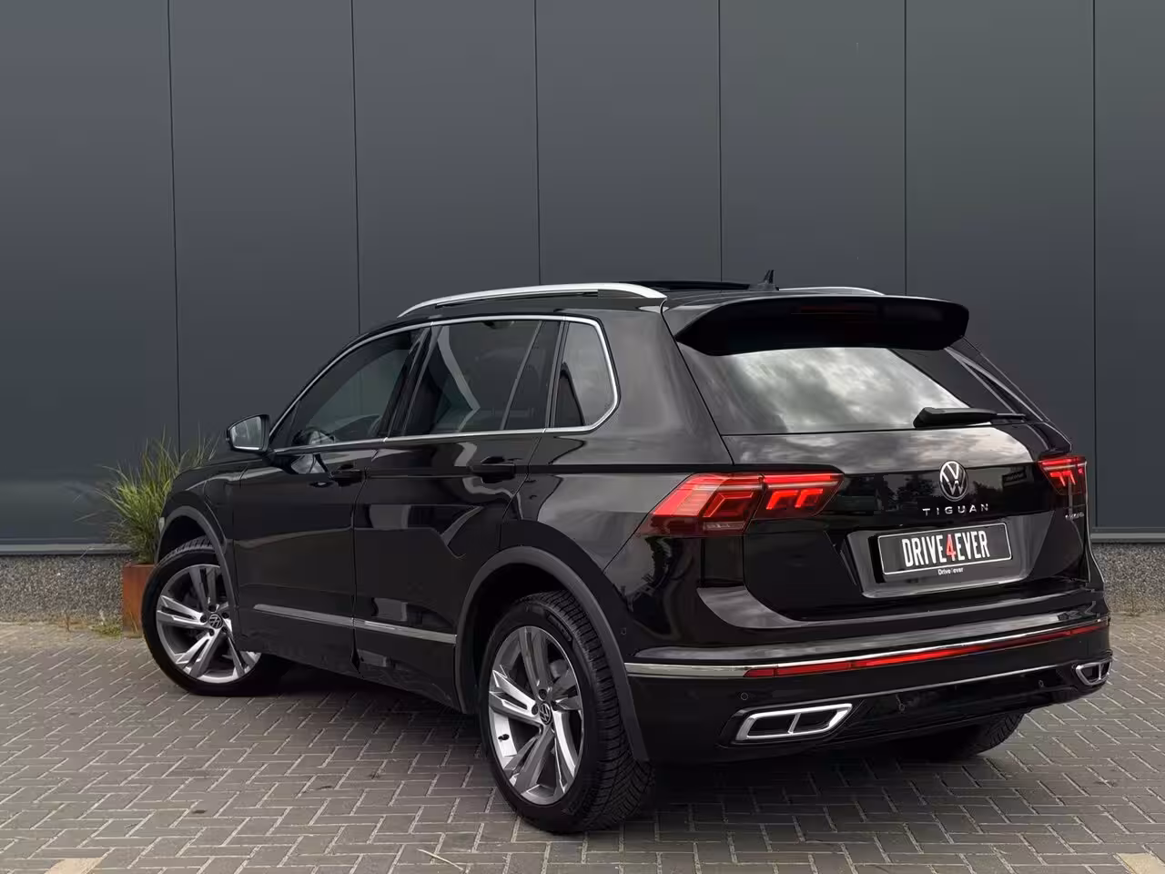 Volkswagen Tiguan 1.4 TSI eHybrid 3x R-Line FULL PANO | NAVI | CARPLAY | CAMERA | SPORTVELGEN | IQ LIGHT