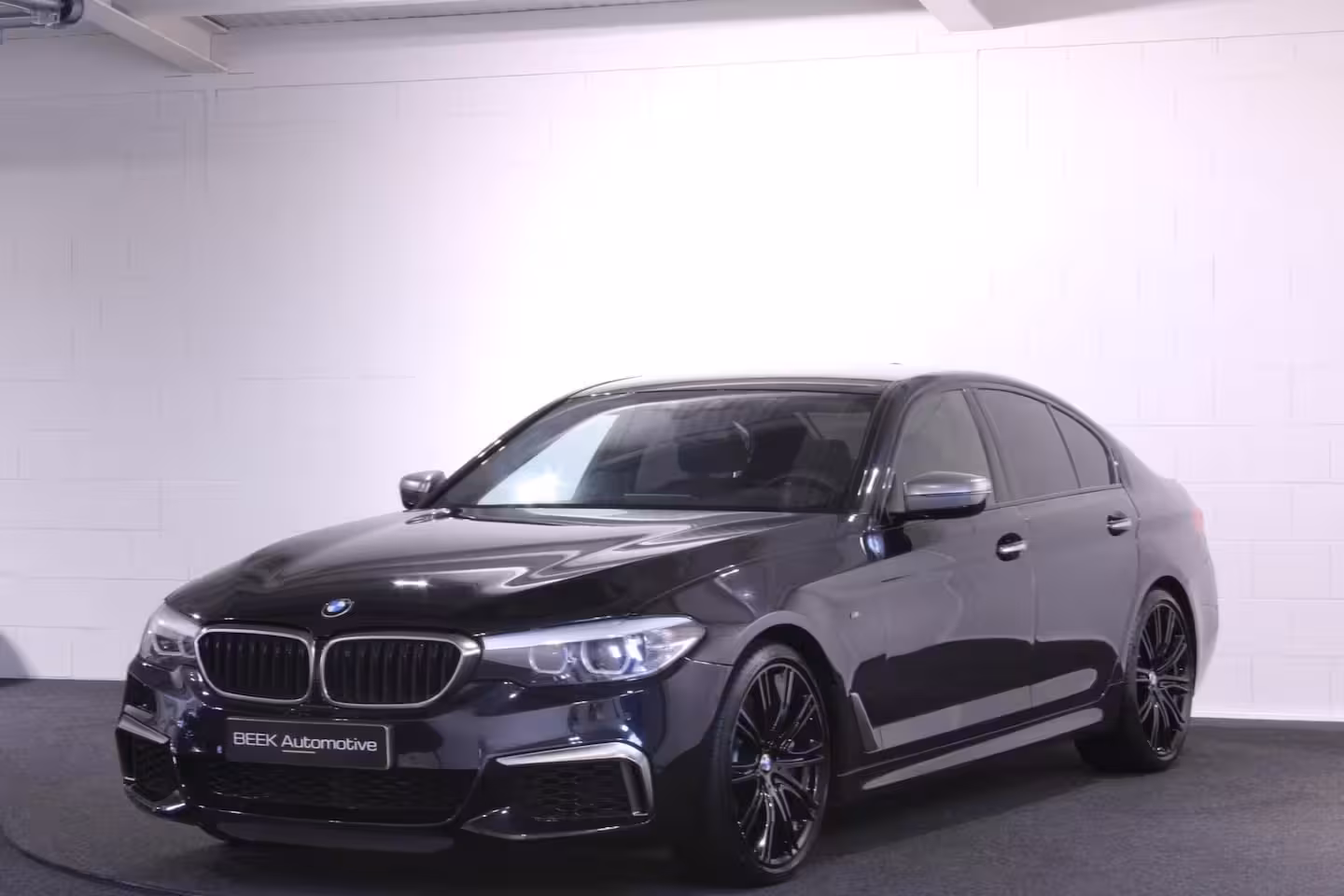 BMW 5-serie M550i xDrive High Executive | LEDER | CAMERA |