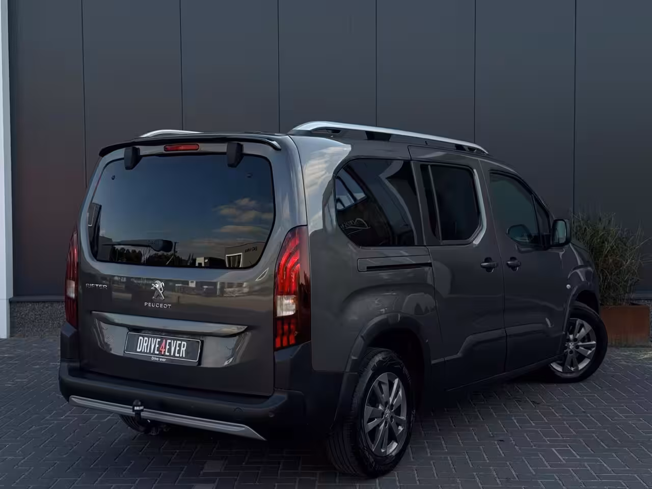 Peugeot Rifter Long 1.2 130pk Allure AUTOMAAT|NAVI|CAMERA|LED|TREKHAAK|SPORTVELGEN