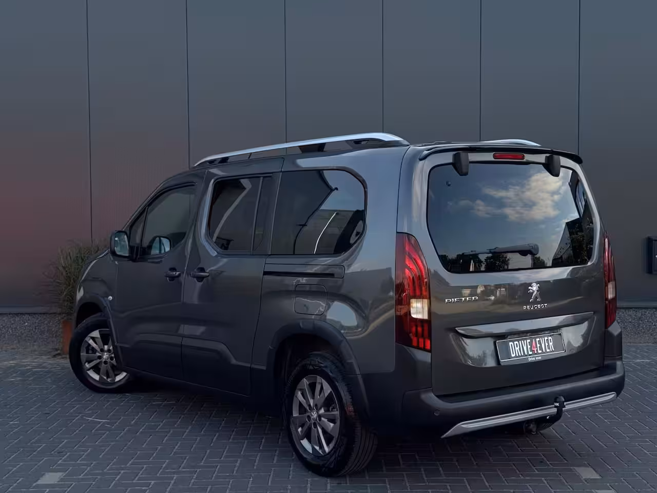 Peugeot Rifter Long 1.2 130pk Allure AUTOMAAT|NAVI|CAMERA|LED|TREKHAAK|SPORTVELGEN